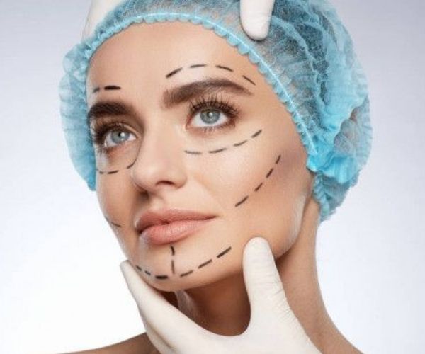 السن المناسب لعمليات التجميل 